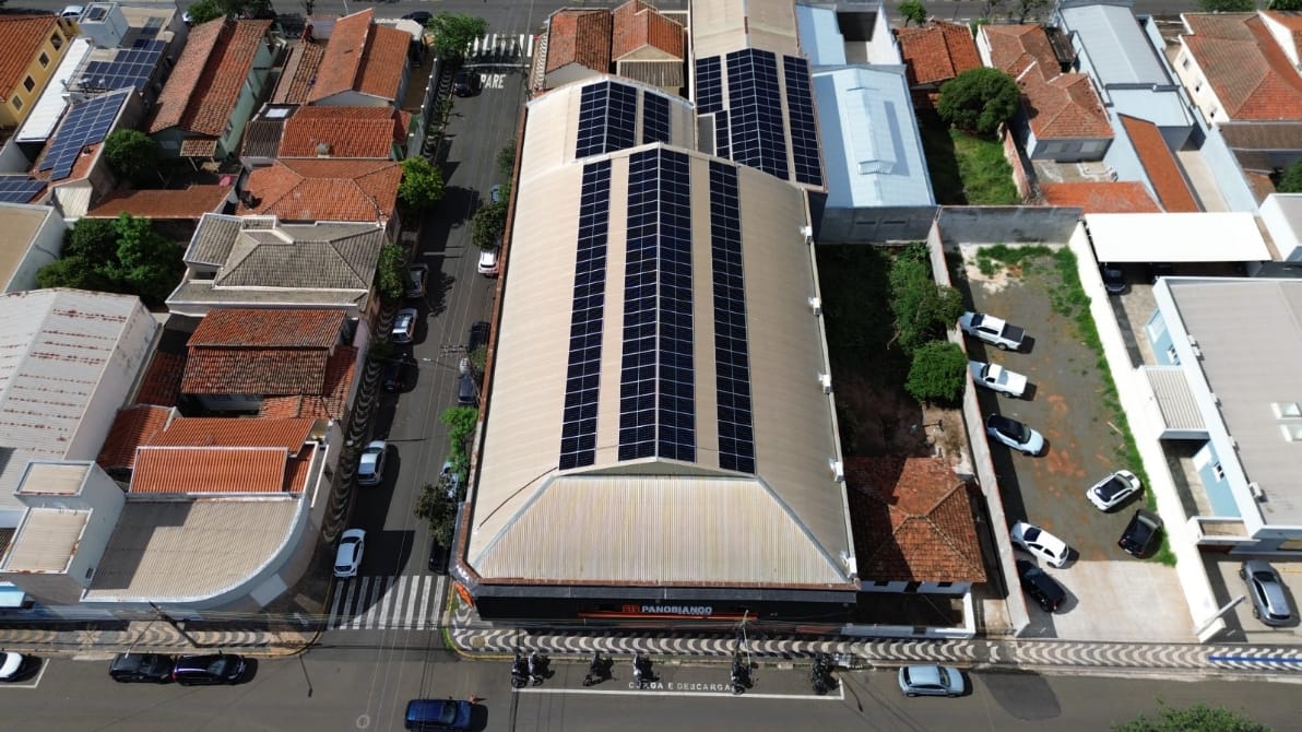 Galpão comercial em Araras/SP. Sistema em telhado metálico, no centro da cidade.
