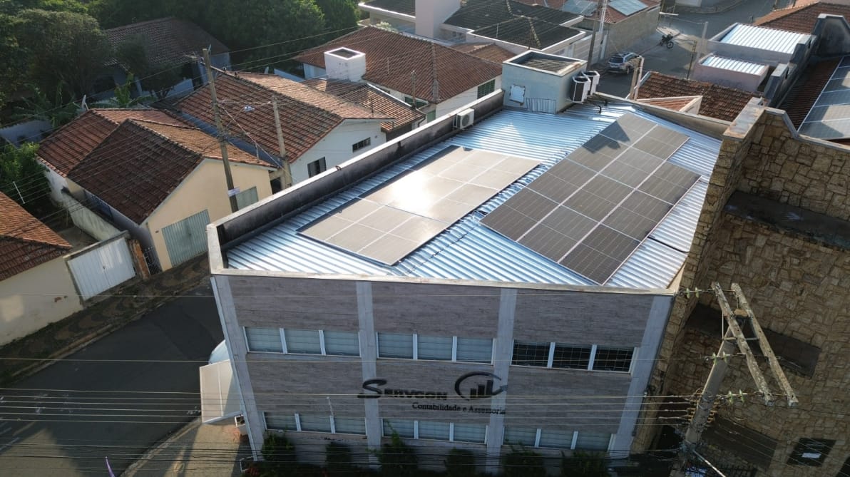 Prédio de escritórios em Araras/SP. Módulos distribuídos entre laje e telhado metálico.