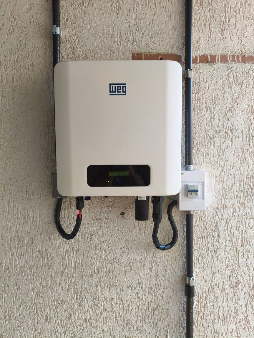 Inversor WEG instalado. Equipamento de fábrica, com proteção e disjuntor dedicados.