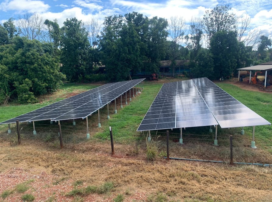 Usina em solo — propriedade rural. Estrutura de solo dimensionada para o consumo da sede.